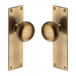 BALMORAL DOOR KNOB ON PLATE ANTIQUE BRASS